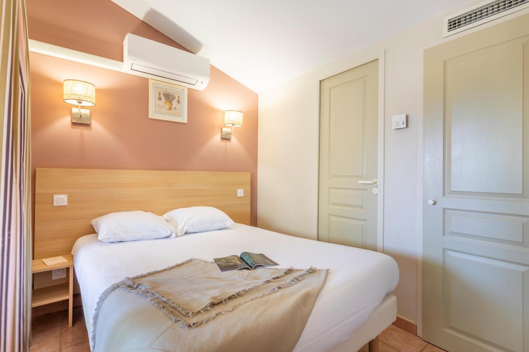 Aparthotel Pierre & Le Hameau De La Pinede 3*